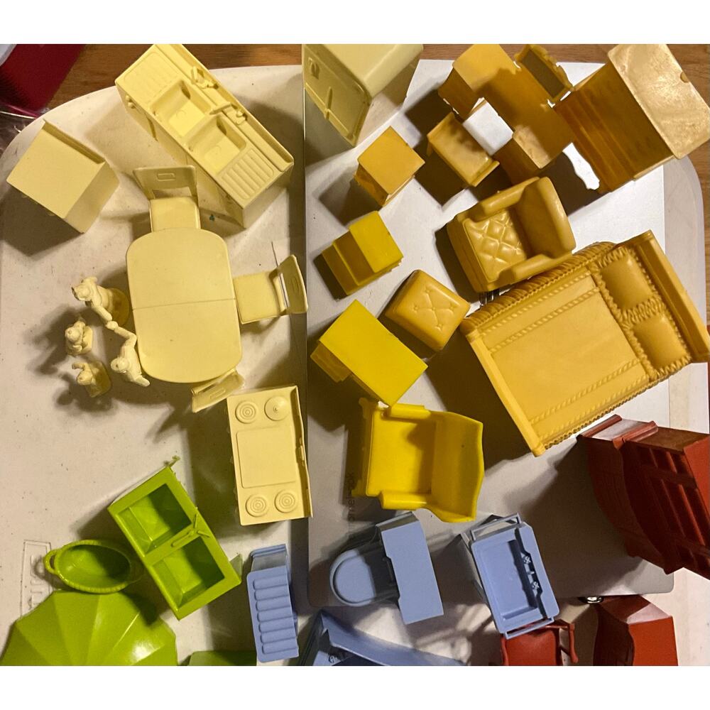 Lot of 49 Pieces of Vintage Doll House Furniture Plastic with Family Figures - Picture 3 of 9